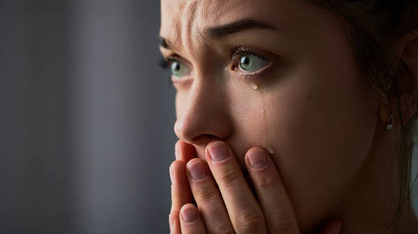 Perempuan yang menangis; air mata mengalir di pipi, mata terbuka lebar penuh emosi, dan kedua tangan menutupi mulut. Ekspresi yang menggambarkan bahwa menangis adalah bahasa jiwa—tak selalu butuh kata, tapi menyampaikan kedalaman rasa yang tak terucapkan.